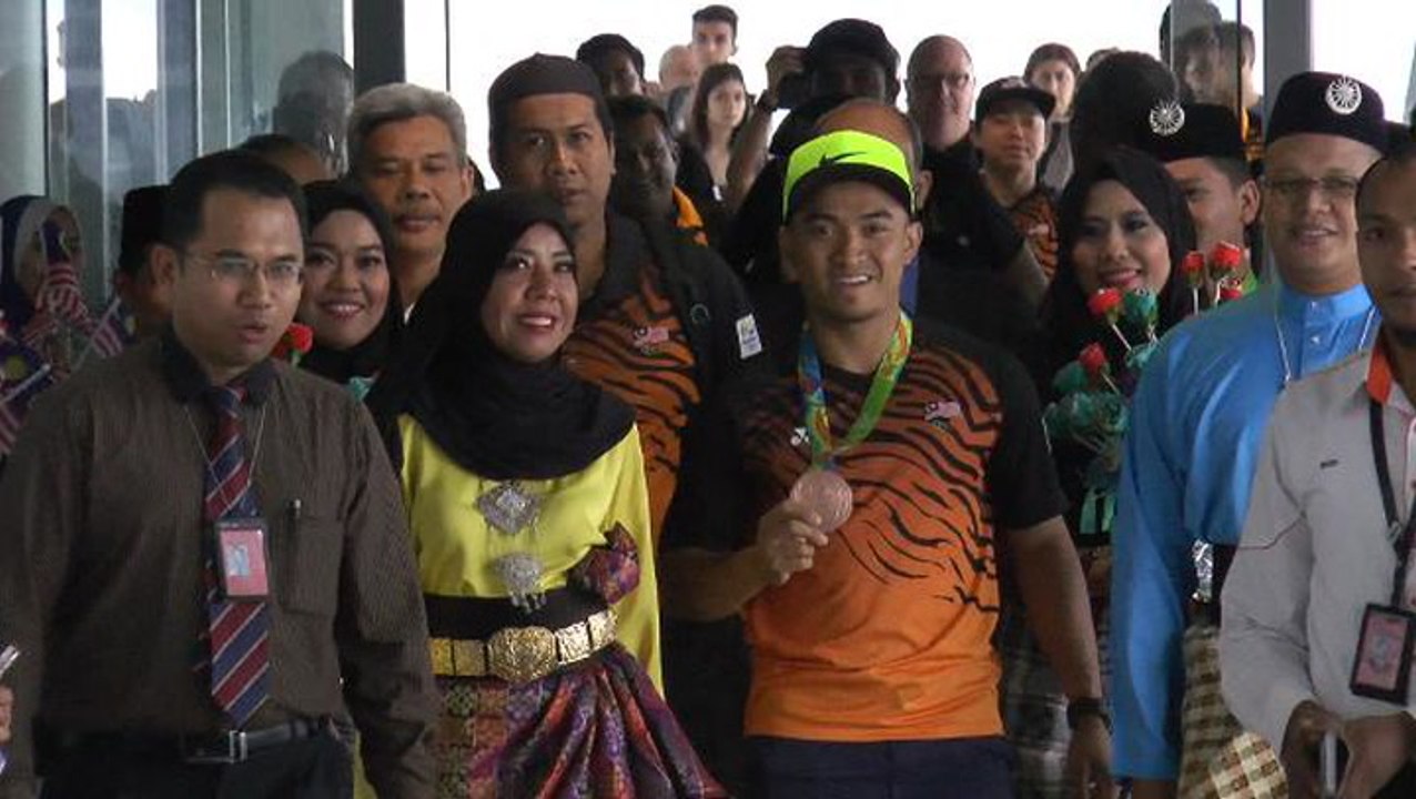 'Pocket Rocket' showered in glory