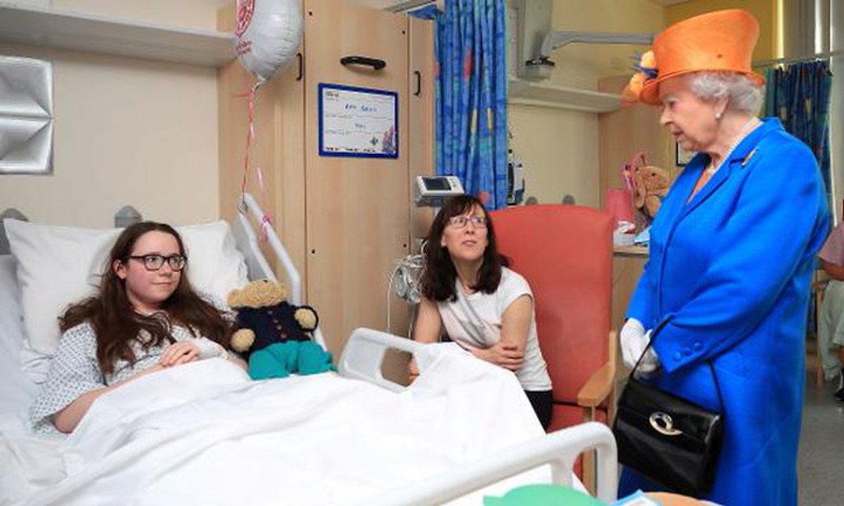 Queen Elizabeth visits Manchester attack victims