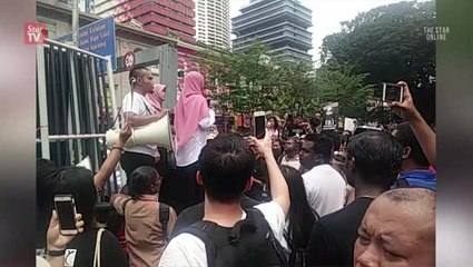 #TangkapMO1 rally: Student activist Anis Syafiqah fires up protesters