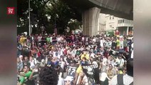#TangkapMO1 rally: Protesters block traffic as Dataran Merdeka remains barricaded by police