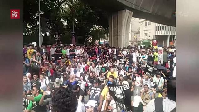 #TangkapMO1 rally: Protesters block traffic as Dataran Merdeka remains barricaded by police