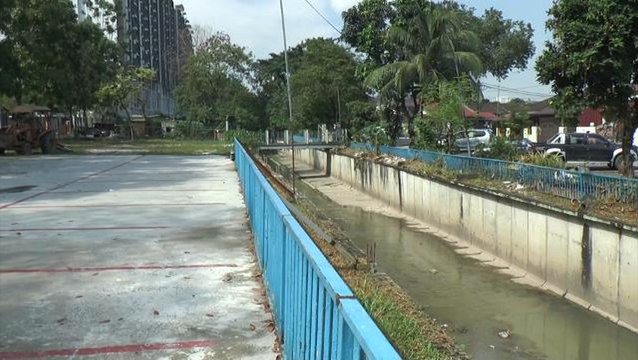 Illegal car park at river bank irks Kepong residents