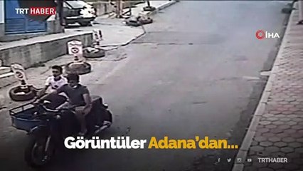 Seyir halindeyken üzerinden atladıkları motosiklet kuryeye çarptı
