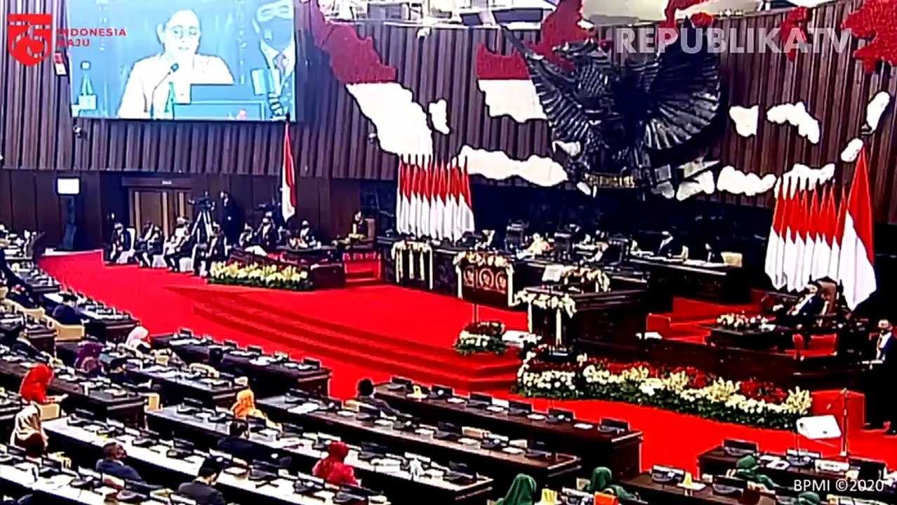 Petugas medis dari Dinas Kesehatan Kota Cimahi mengambil sampel lendir dari seorang pedagang saat tes swab Covid-19 di Pasar Ranca Bentang, Kota Cimahi.