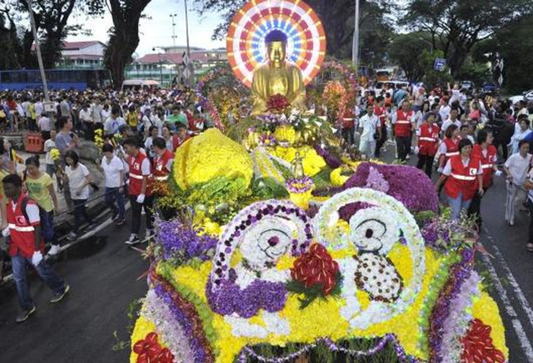 Thousands take part in Wesak Day float procession