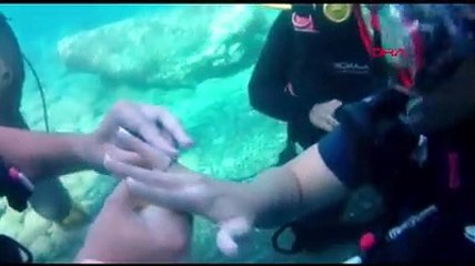 Su altında sürpriz evlilik teklifi