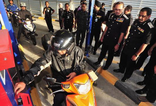 Behave when you are at country’s checkpoints, motorcyclists warned