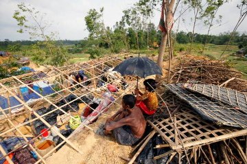 Cyclone Mora tears through Rohingya refugee camps