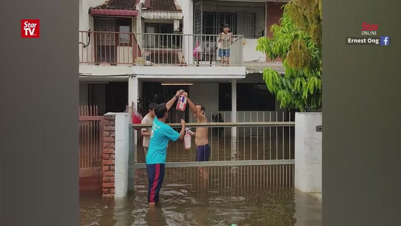 Quick response by flood relief volunteer boaters