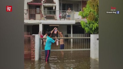 Quick response by flood relief volunteer boaters