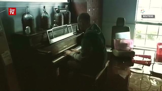 Man plays piano in flooded Texas home