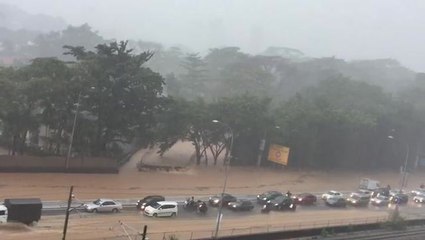 Download Video: Jalan Kuching hit by flash flood after evening downpour