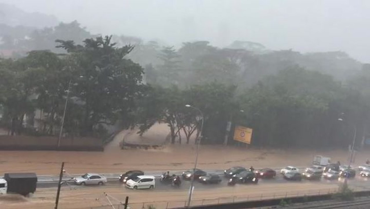 Jalan Kuching hit by flash flood after evening downpour