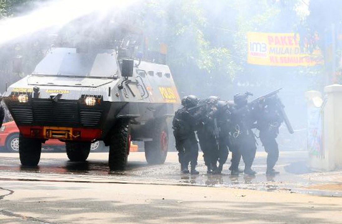 Bomb explodes in Bandung; suspect dead