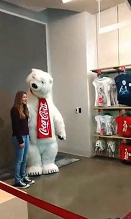 Une mascotte qui sait amuser les futurs clients