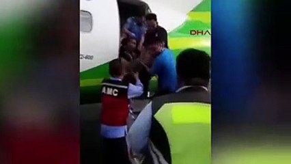 Uçakta akılalmaz olay! Saçından tutup yaka paça attılar