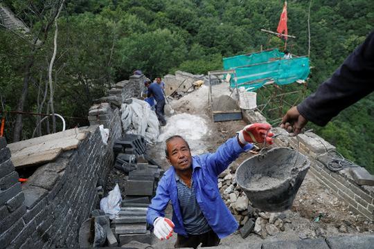 Rebuilding the Great Wall of China with simple tools and mules