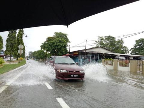 Kedah River overflows, causes flooding