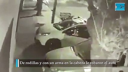 De rodillas y con un arma en la cabeza