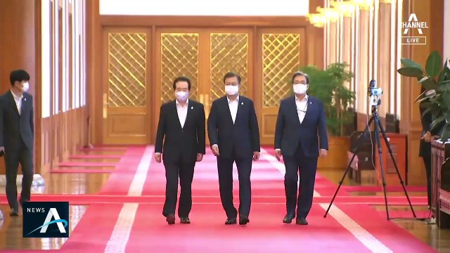 문 대통령 지지율 취임 후 최저…“정책 기조는 그대로”