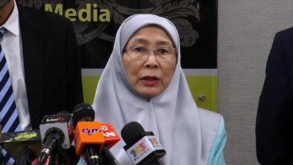 Wan Azizah: Anwar is a political prisoner