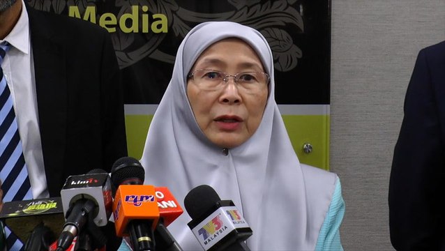 Wan Azizah: Anwar is a political prisoner