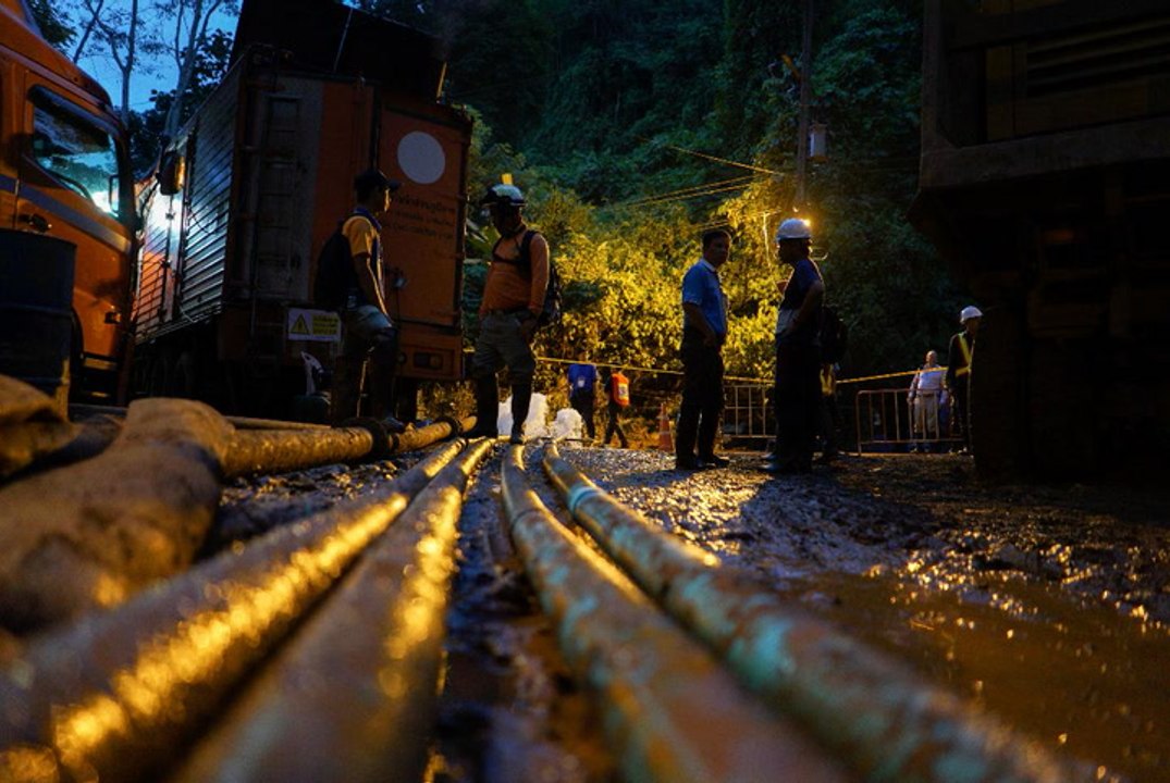 Thai rescue diver dies after falling unconcious at cave where boys await rescue