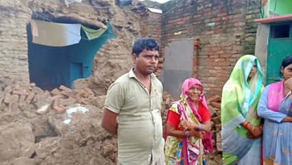 बारिश से गरीब किसान का मकान गिरा