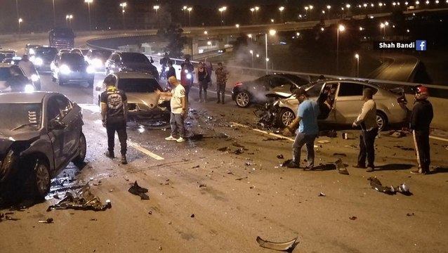 Car drives against traffic on Mex highway, causes five-vehicle pileup and one fatality