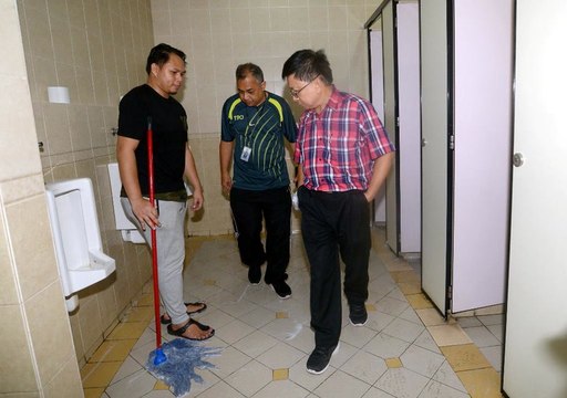 Judges and staff dis-odour court complex