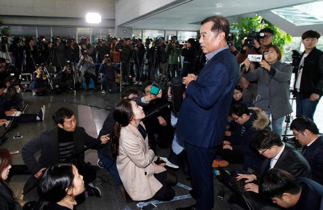 South Korea's Park axes top jobs to stifle scandal