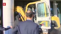 Seoul prosecutor’s office rammed by excavator