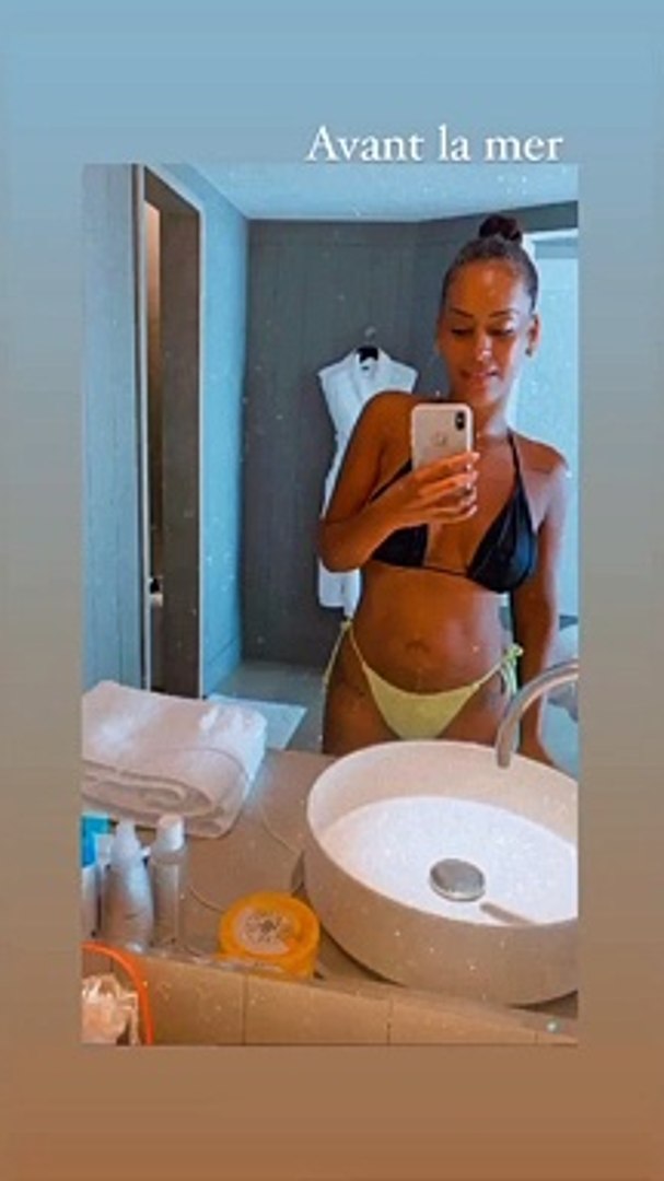 Amel Bent se dévoile en bikini dans sa salle de bain, lors de ses vacances  à Palavas-les-flots, le 12 août 2020. - Vidéo Dailymotion