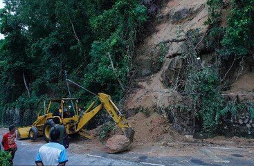 Pearl Hill rockslide being cleared three days later