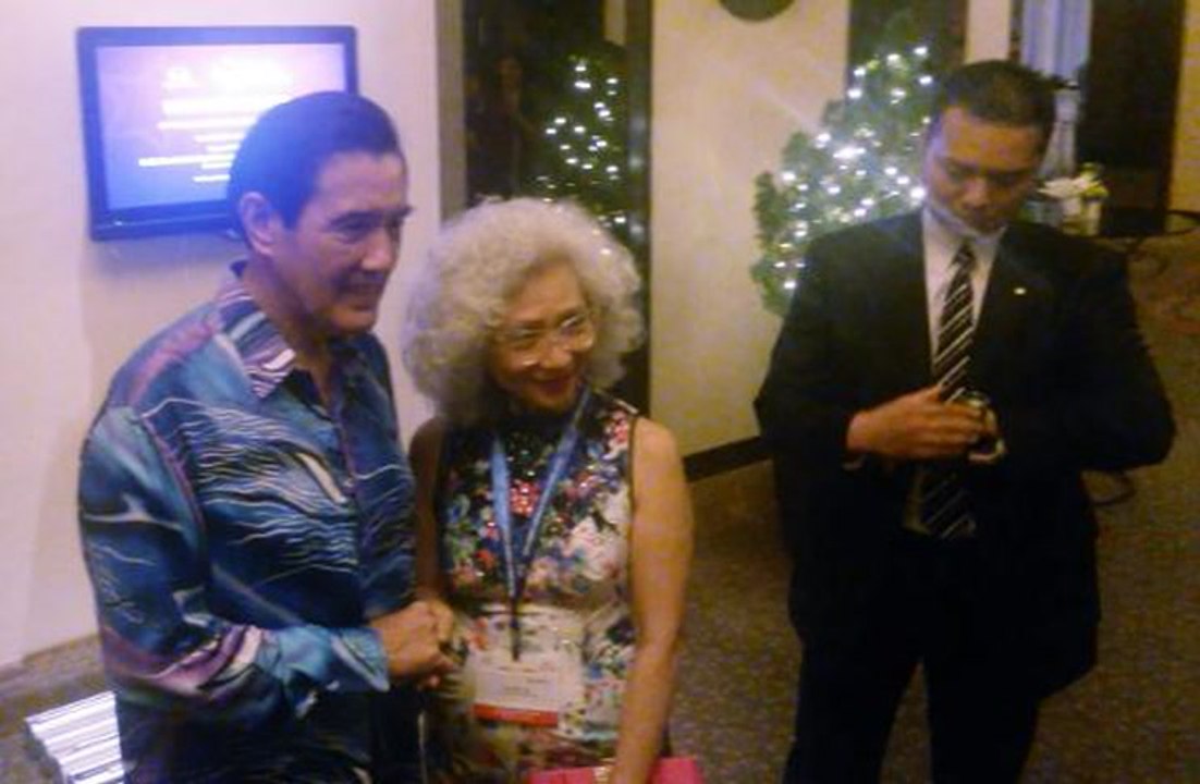 Ma Ying-jeou obliges photos with crowds for over 10 minutes in Malacca