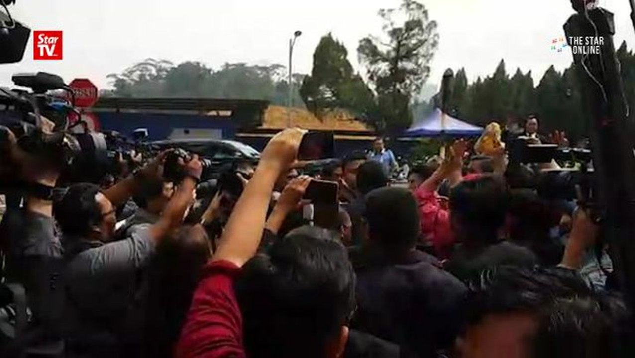 Mob attacks Shah Alam MP over "Kok" and "sial" row