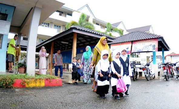 Chong: Schools in Terengganu and Kelantan may remain closed due to floods
