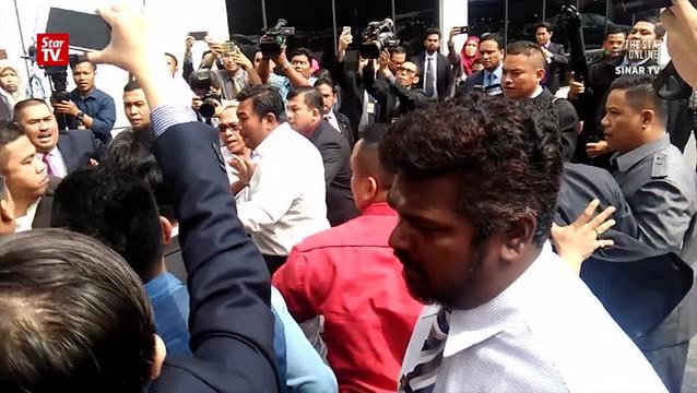 Angry mob sets upon Shah Alam MP Khalid Samad over “sial” slur