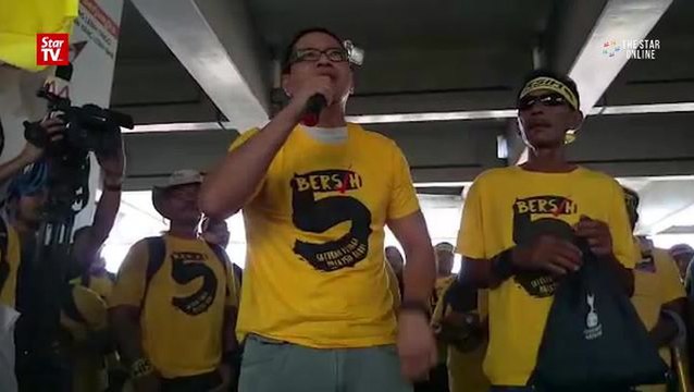 Bersih 5: Azmi Sharom livens-up rally-goers in Bangsar