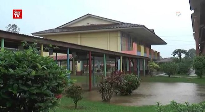 Students overcome floods to attend school
