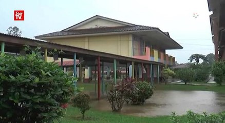 Students overcome floods to attend school