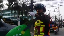 [NTV 310518] Traffic cop in dinosaur costum adored by children