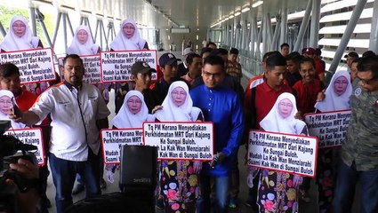 Tải video: Jamal takes 'Wan Azizah' on a MRT ride