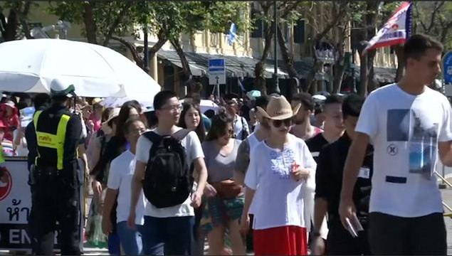 Chinese tourist numbers drop as Thailand cracks down on budget tours