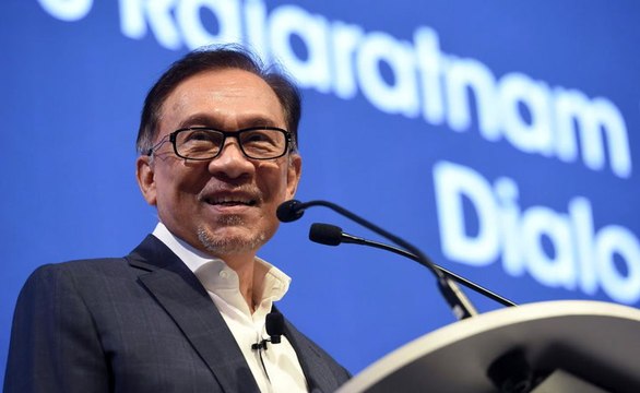 Anwar again says no doubt about taking over from Dr Mahathir