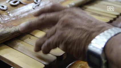 [NTV 150518] Uncle vows audience at event with inventive musical instrument