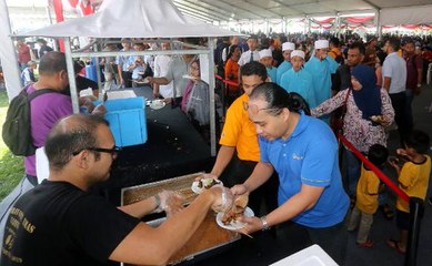 Télécharger la video: Kajang celebrates MRT launch with satay