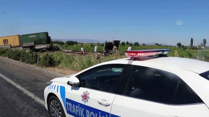 Raylara giren tır, ikiye ayrıldı - MANİSA