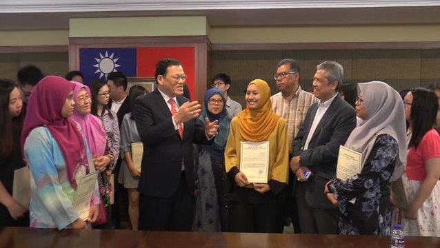 38 students receive scholarships to study in Taiwan