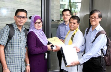 Bersih hands over electoral and parliamentary reforms proposal to IRC